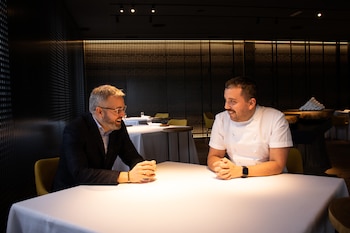 Manuel y Óscar Vidal, al frente de Asador O Pazo, en el pueblo de Padrón, A Coruña (Cedida)