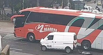 Siniestro entre bus y camioneta,
