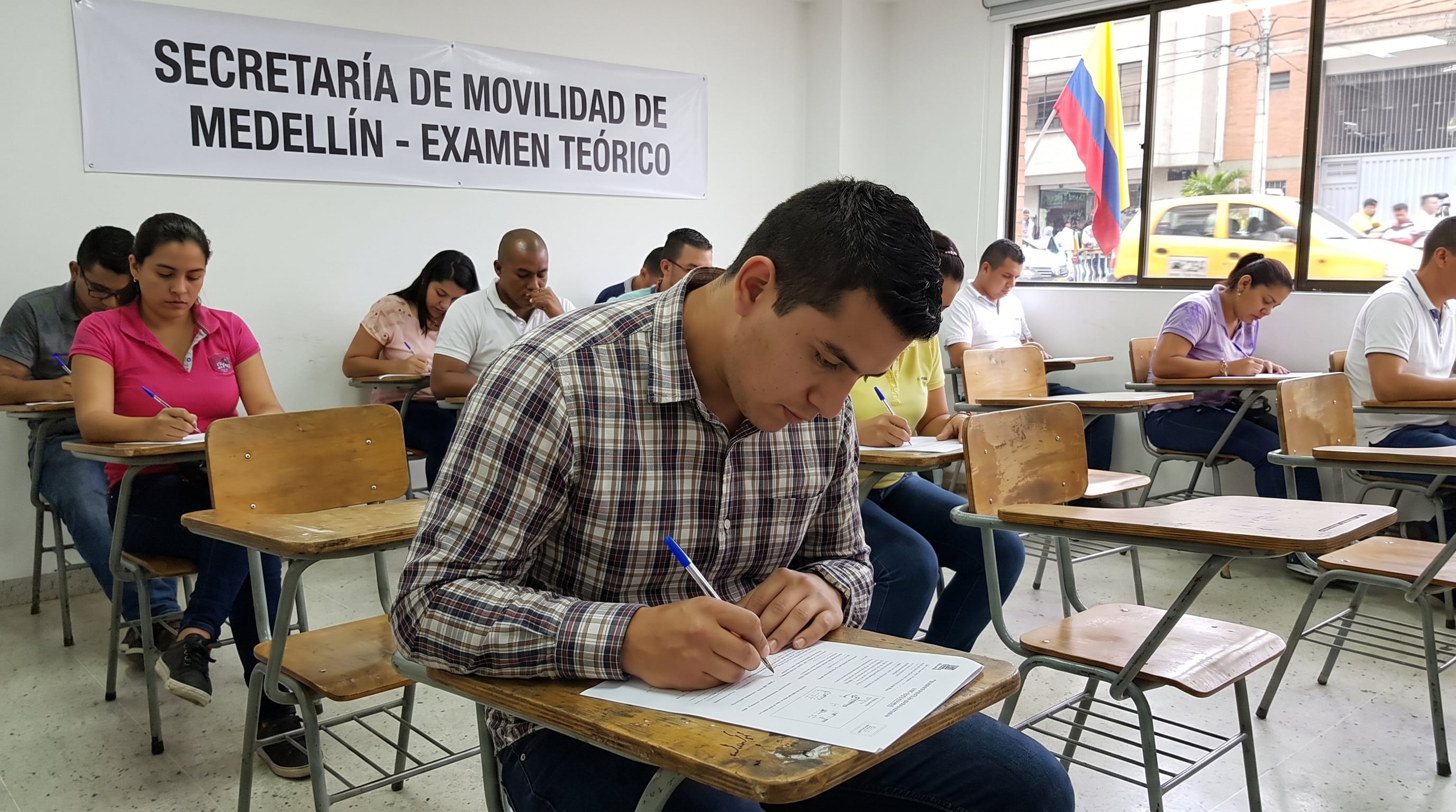 La Ley 2251 de 2022 propuso que la formación y la evaluación de conductores quedaran separadas para reducir conflictos de interés en las escuelas de conducción - Imagen Ilustrativa Infobae