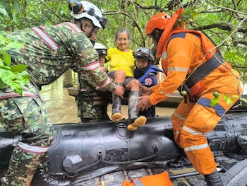 Soldados de la Brigada de Ingenieros de Atención y Prevención de Desastres apoyan las labores de evacuación en municipios afectados por las lluvias-crédito Ejercito Nacional