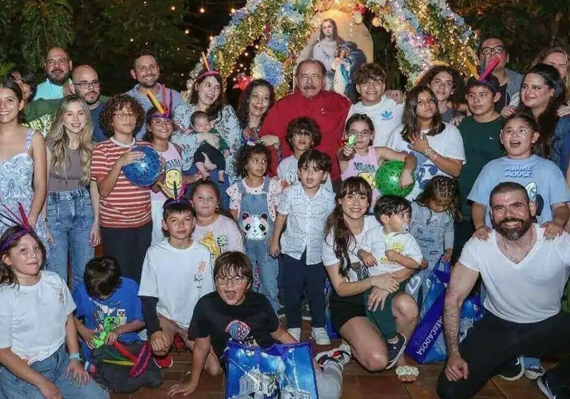 Daniel Ortega y Rosario Murillo tienen nueve hijos, entre propios y adoptados, y una cantidad indeterminada de nietos (Foto 19 Digital)