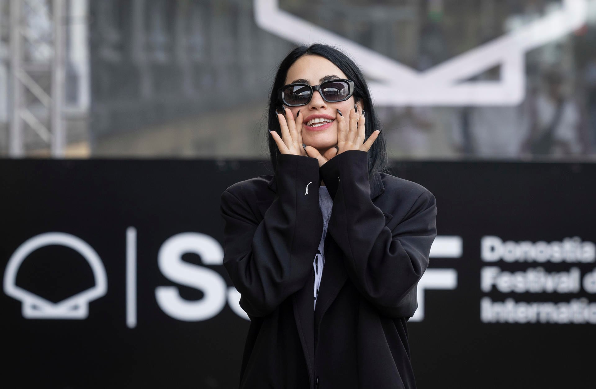 La remera la combino con un blazer negro, anteojos de sol y borcegos (EFE)