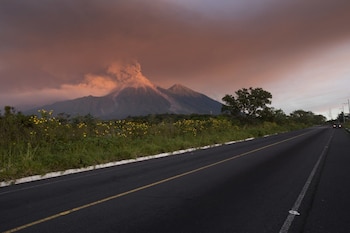 El Volcán de Fuego arroja