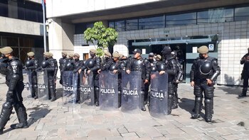 La Policía resguarda los exteriores