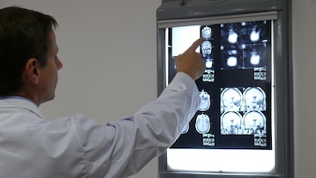 Alejanedro Andersson en su consultorio.