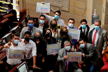 Un grupo de Representantes a la Cámara fue registrado este viernes al sostener carteles, durante una moción de censura contra la ministra de las Tecnologías de la Información y las Comunicaciones de Colombia (TIC), Karen Abudinen, en Bogotá (Colombia). EFE/Carlos Ortega