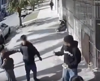 Segundos antes del ataque, otro de los jóvenes presentes intentó frenar al agresor pero no pudo (Diario Panorama)