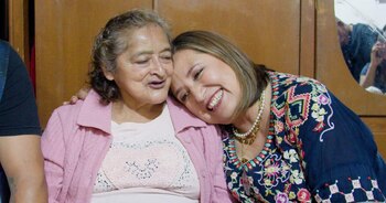 La virtual candidata del FAM con una familia capitalina