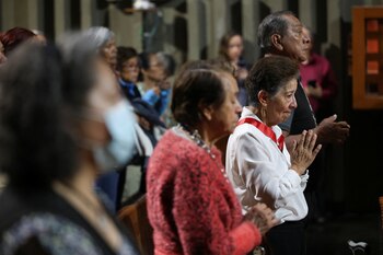 La gente asiste a una