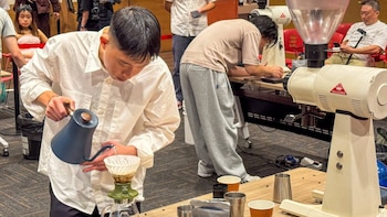 Os representantes salvadorenhos, apoiados pelo Instituto Salvadorenho do Café, aproveitaram o evento para promover negócios, apresentar o café Pacamara e destacar o potencial exportador do país para distribuidores e baristas (Foto cortesia da Embaixada de El Salvador na Ásia)