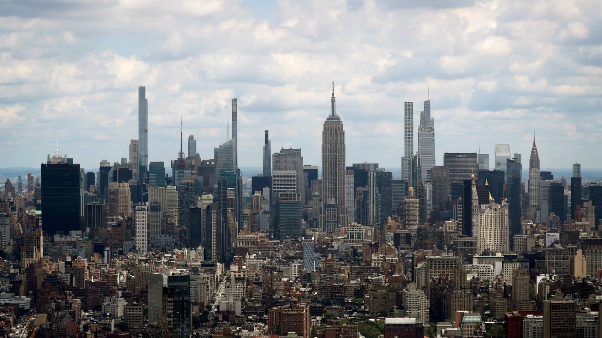 Un salario de USD 60.000 en ciudades del sur de Estados Unidos puede rendir más que USD 100.000 en Nueva York por el costo de vida y los impuestos (Reuters)