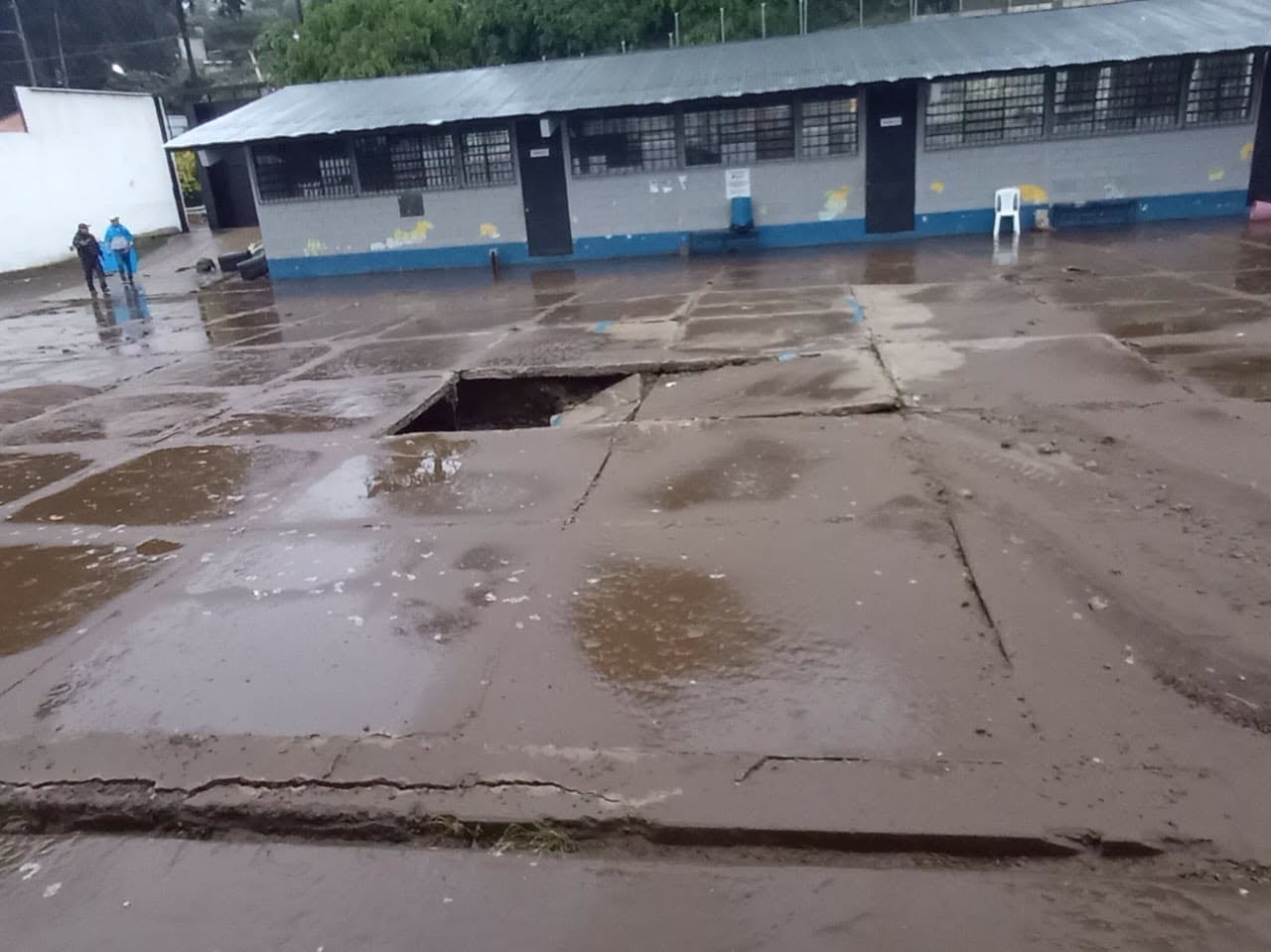 El colapso del sistema de drenajes afectó la estructura de una escuela y provocó un socavamiento en Sacatepéquez. (Conred)