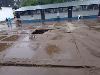 Seis estudiantes de sexto grado sufrieron lesiones tras el desprendimiento del repello del techo en una escuela de Chiquimula.