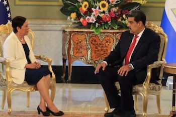 Daysi Torres se presentó ante Nicolás Maduro (quien enfrenta proceso judicial actualmente en Estados Unidos), en su presentación como embajadora en Venezuela./ (Medios sandinistas/NI)