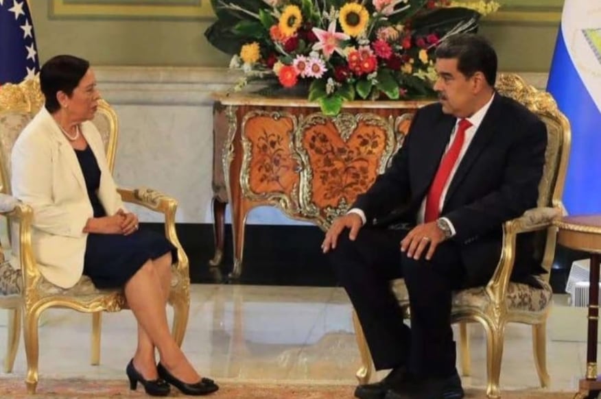 Daysi Torres se presentó ante Nicolás Maduro (quien enfrenta proceso judicial actualmente en Estados Unidos), en su presentación como embajadora en Venezuela./ (Medios sandinistas/NI)