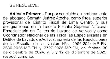 Primer plano de un documento oficial impreso que detalla la resolución de cese del abogado Germán Juárez Atoche de sus funciones fiscales