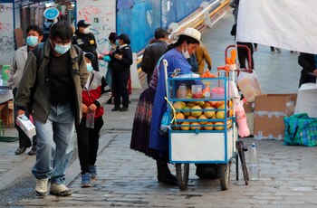 Fotografía de vendedores ambulantes el 15 de junio de 2021 en las calles de La Paz (Bolivia). EFE/ Martin Alipaz/Archivo