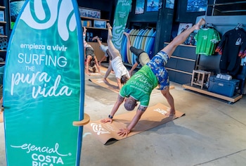 Participantes disfrutan clases de yoga y bienestar junto al simulador de olas, como parte de la campaña turística. Crédito: ICT