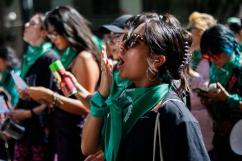 Una mujer en una manifestación