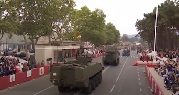 Vehículos militares en el desfile del Día de las Fuerzas Armadas