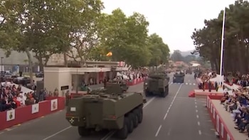El Día de las Fuerzas Armadas reúne a miles de personas en Vigo en un desfile con vehículos nuevos pero sin espectáculo aéreo por el mal tiempo