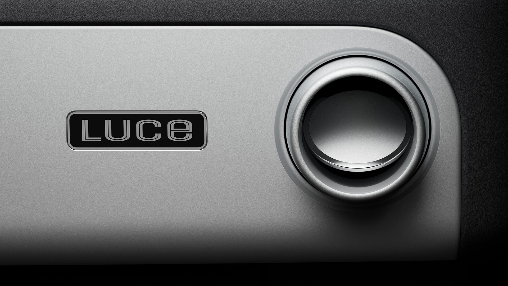 Un primer plano revela el elegante diseño del tablero que muestra el logo de su nombre