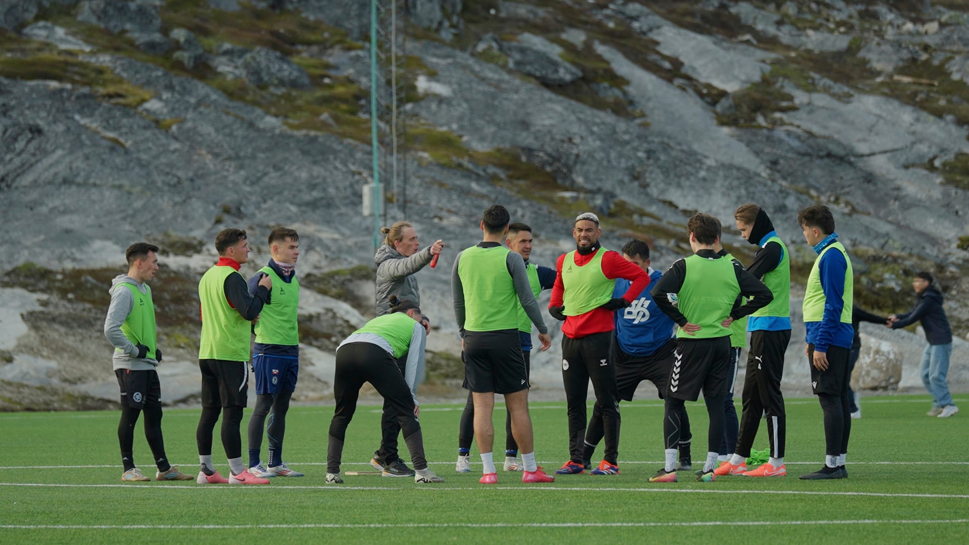 Los jugadores de fútbol y futsal de Groenlandia se reúnen durante una sesión de entrenamiento en el estadio Nuuk, Groenlandia, el martes 17 de junio de 2025. (Foto AP/Kwiyeon Ha)