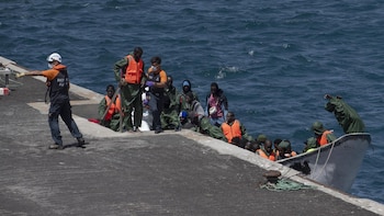 Acompañan un cayuco con 139 migrantes, entre ellos 9 menores, en aguas próximas a El Hierro