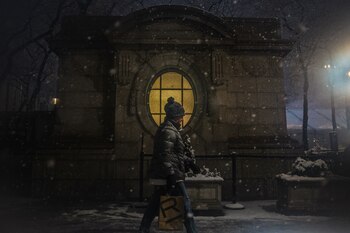 Peatones enfrentan la tormenta invernal