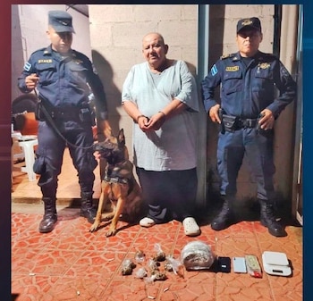 El allanamiento autorizado por un juez permitió a la PNC localizar droga y objetos vinculados a actividades ilícitas con apoyo de equipos caninos. (Foto cortesía PNC)