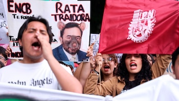 Estudiantes del IPN protestan afuera de Canal Once
