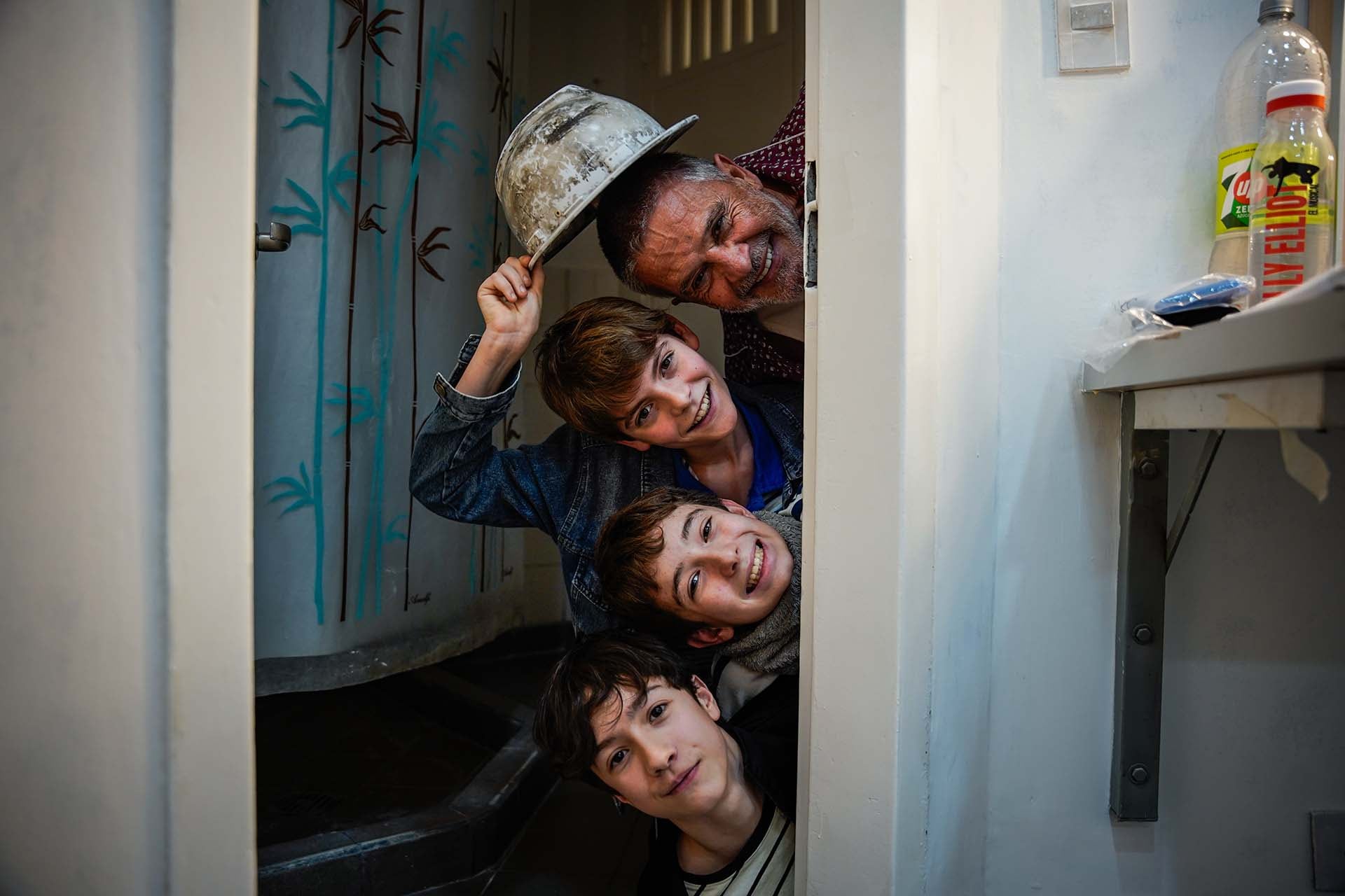 Osvaldo Laport con Franco Leone Molozaj, Mateo Tognolotti y Joaquín Formichelli, tres de los chicos que interpretan a Billy Elliot (Crédito: RSFotos)