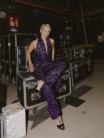 Escote en V, lentejuelas violetas,