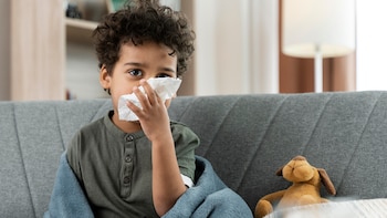 Los niños son un segmento poblacional vulnerable a enfermedades respiratorias por cambios bruscos de temperatura. (Freepik)