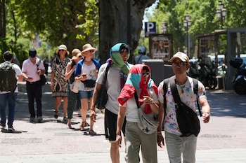 Turistas se protegen del calor por las calles de Sevilla, a 27 de mayo de 2026 en Sevilla, Andalucía (España). (María José López/Europa Press)