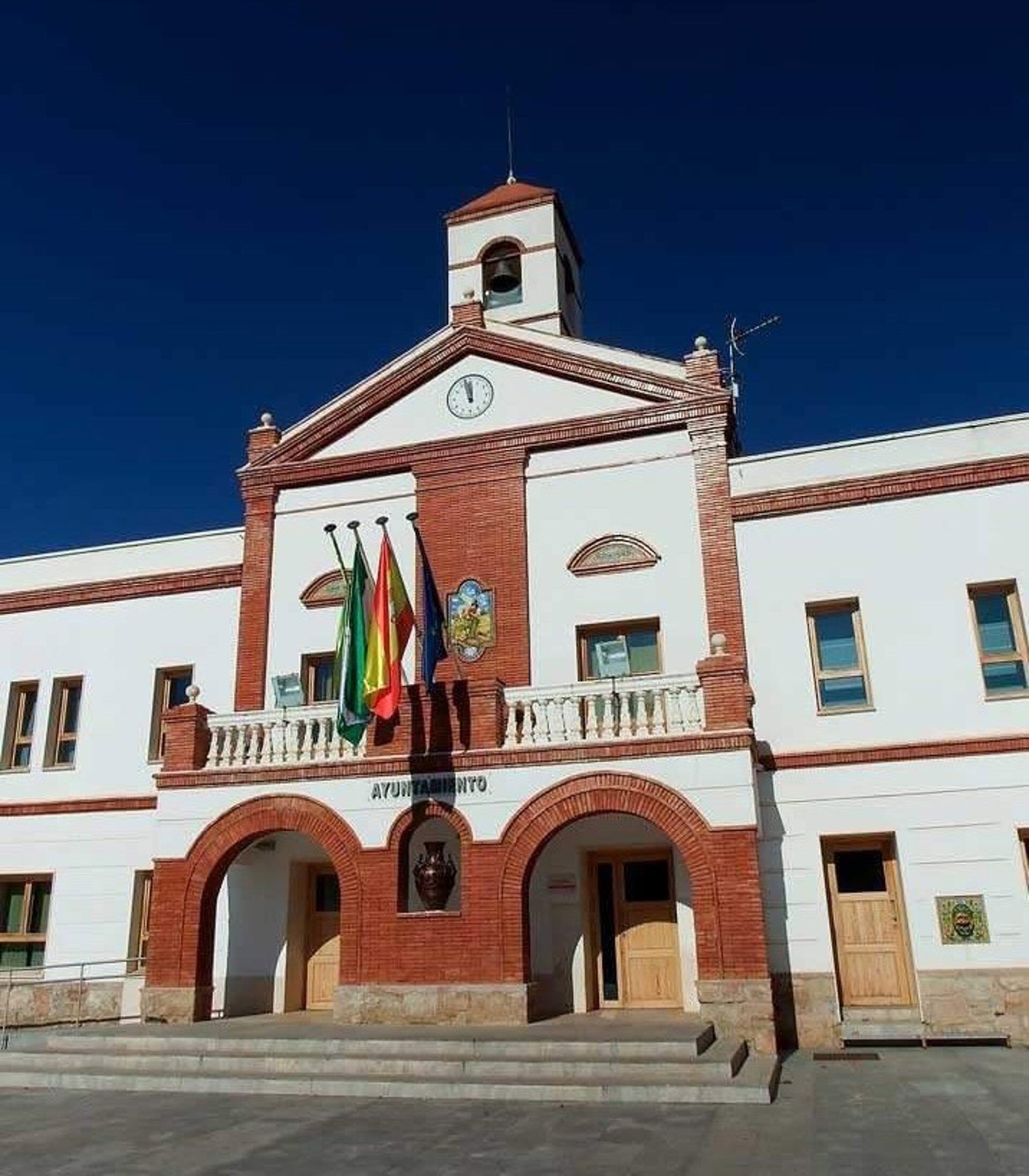 Denuncian al alcalde de Puente de Génave (Jaén), de Vox, por difundir calendarios franquistas