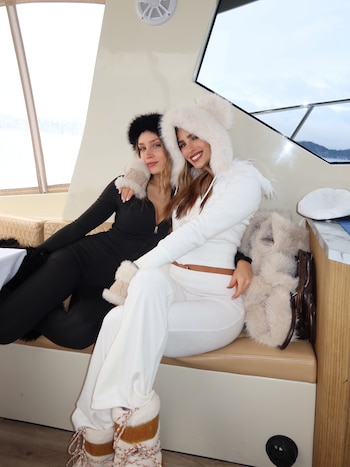 Poggio y una amiga, a bordo de la lancha que las llevó a recorrer el lago durante el girl's trip