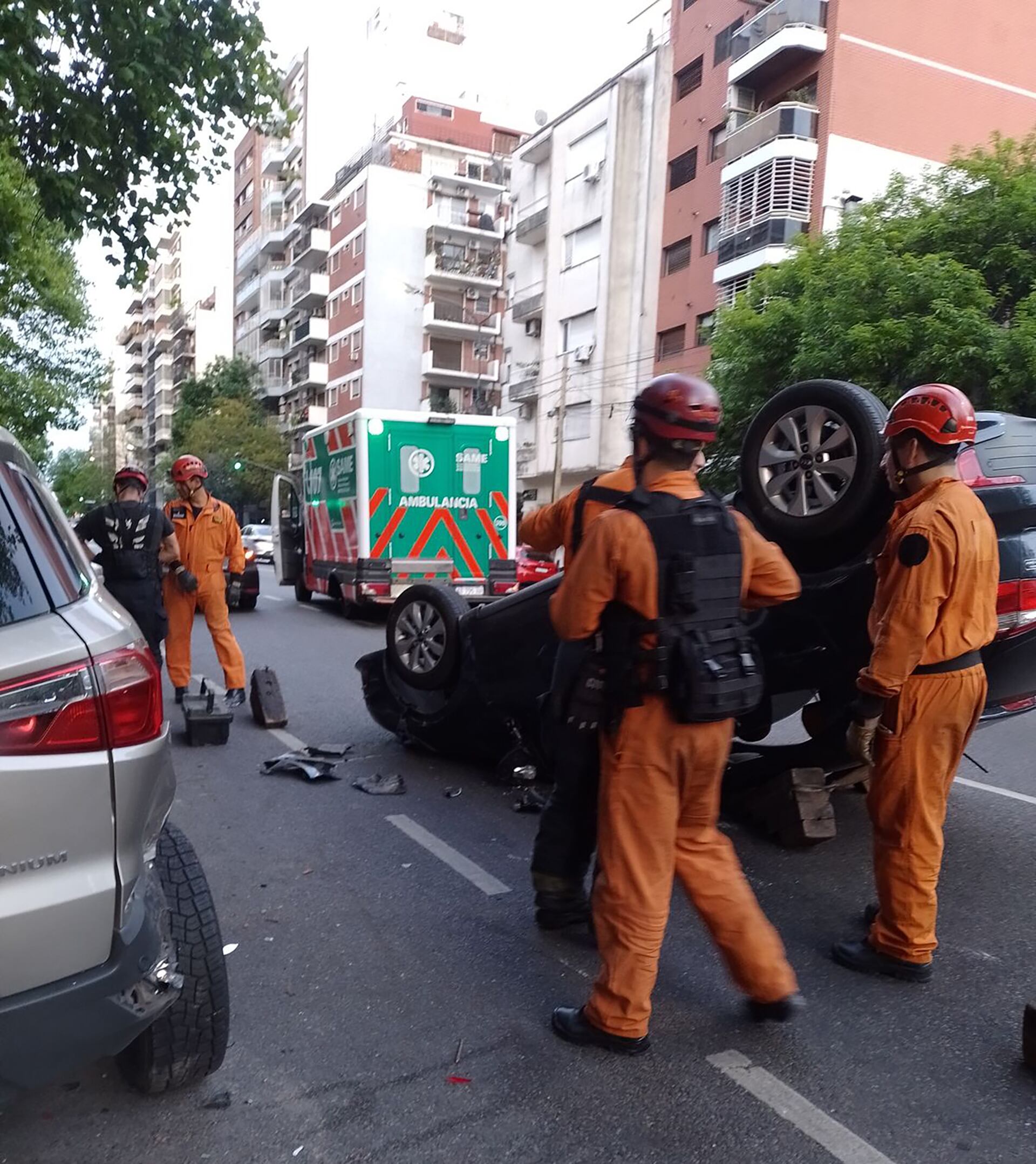 Bomberos de la Ciudad procedió a desconectar la batería del vehículo volcado