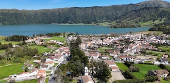 El aislamiento natural marcó la vida local hasta la construcción de un túnel de drenaje en el siglo XX