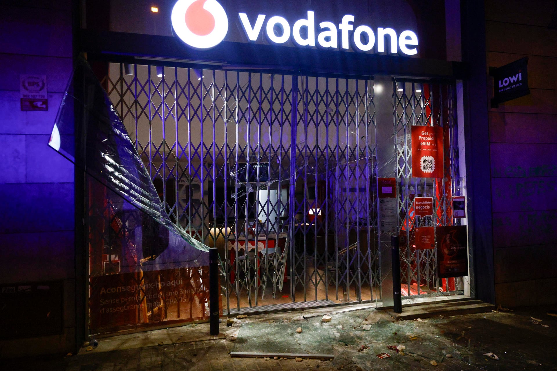 Una concentración de 600 jóvenes en el centro de Barcelona convocada por redes sociales ha derivado este sábado en saqueos de comercios, barricadas, quema de mobiliario urbano y enfrentamiento con los Mossos d