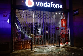 Una concentración de 600 jóvenes en el centro de Barcelona convocada por redes sociales ha derivado este sábado en saqueos de comercios, barricadas, quema de mobiliario urbano y enfrentamiento con los Mossos d'Esquadra. (EFE)