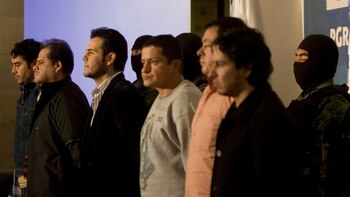 ARCHIVO - Militares custodian al