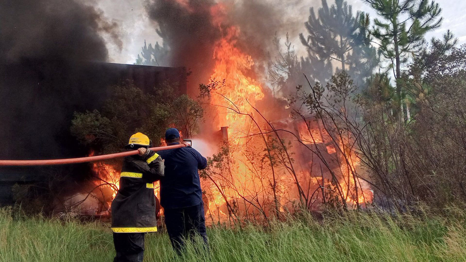El operativo del equipo de Bomberos Voluntarios de la zona (Bomberos Voluntarios Santo Tome Corrientes)