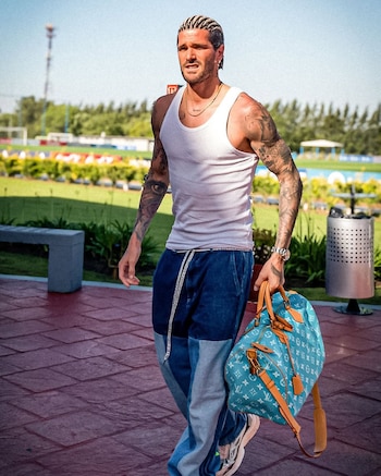 Su llegada a Ezeiza con trenzas cornrows y bolso de Pharrell Williams fue un momento viral (Instagram)