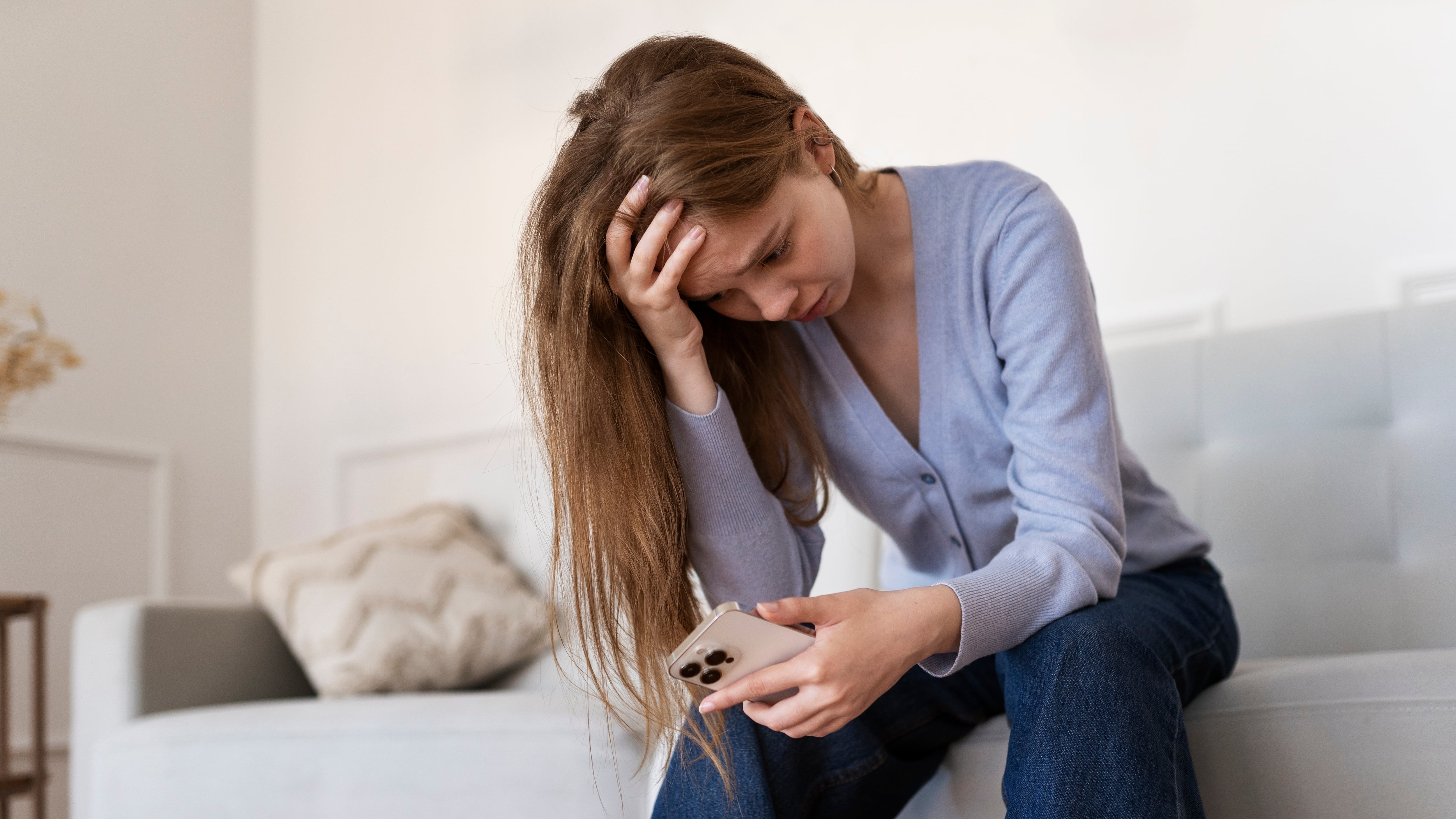 Algunas conductas como revisar constantemente el móvil o las conversaciones pueden deberse al apego ansioso. (Freepik)