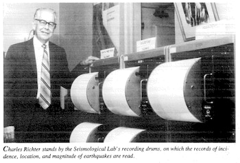 Ritcher junto a los sismógrafos,