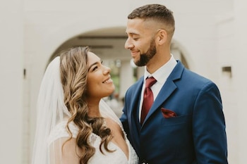 Isaiah, su esposo actual, quien la ayudó a reconectar con su familia. (Instagram: @delimar_vera)