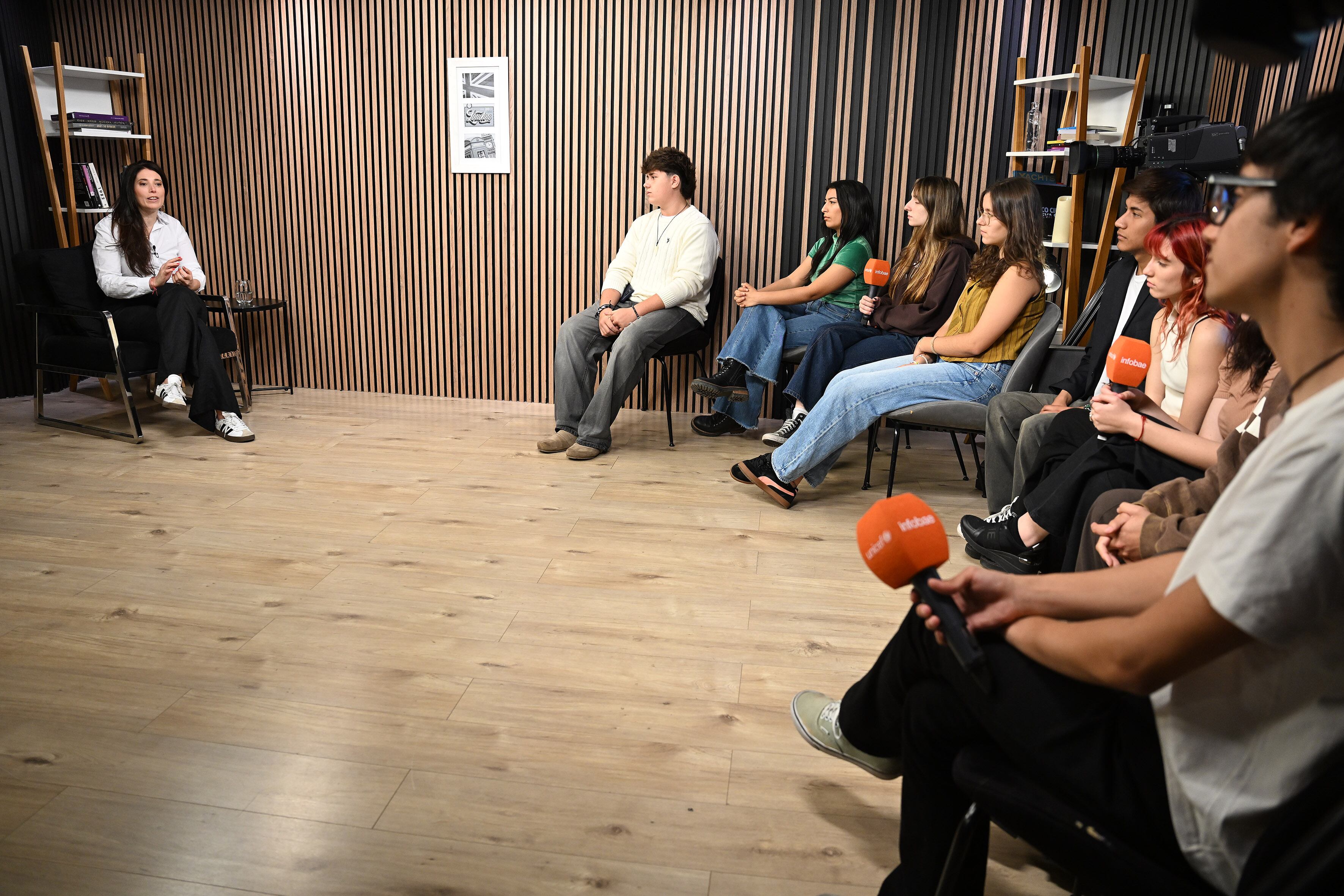 La candidata respondió las preguntas de los jóvenes convocados por UNICEF (fotos Maximiliano Luna)