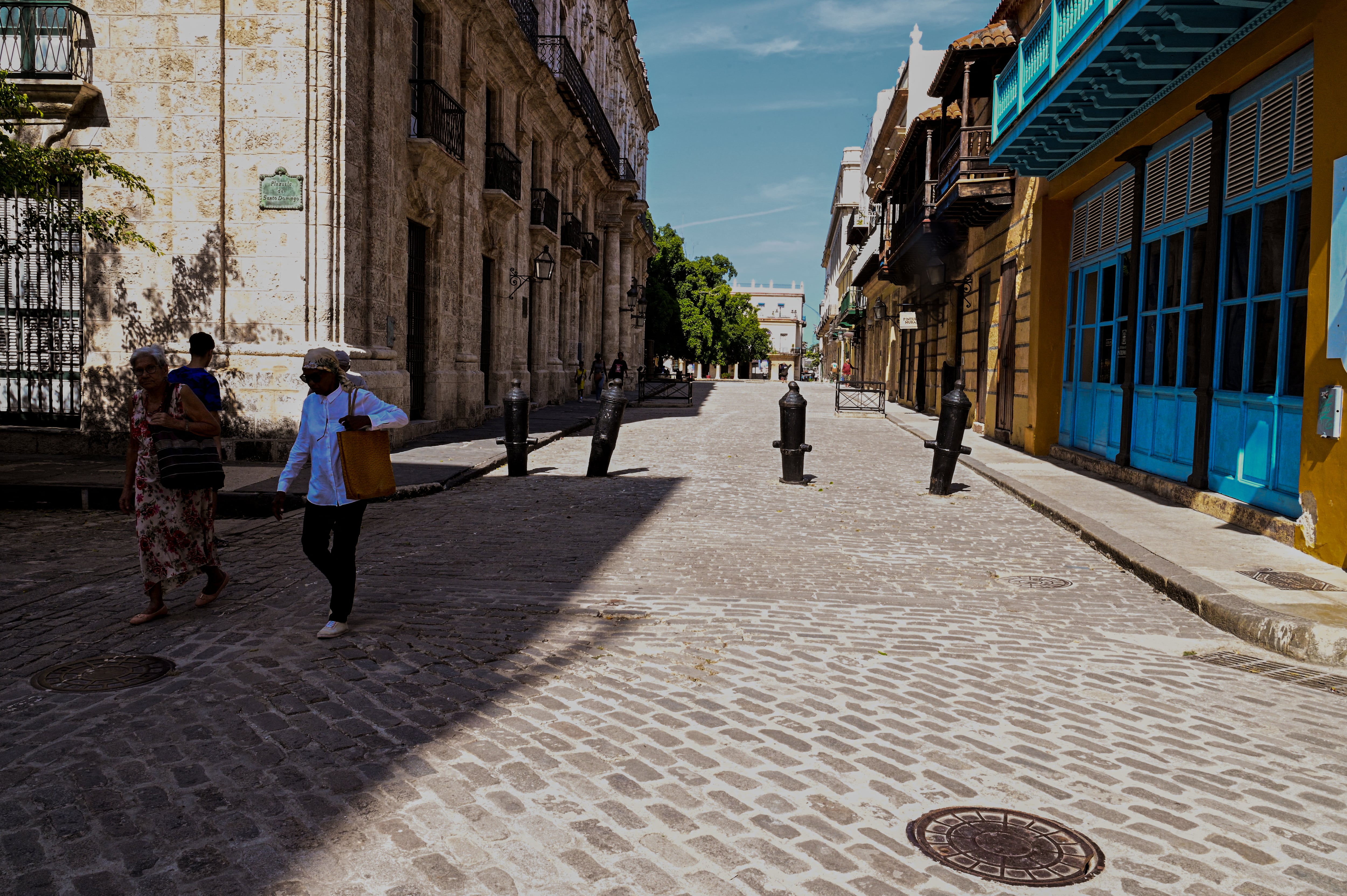 Los pasajes de La Habana lucen con poca afluencia de turistas y pobladores, en zonas donde anteriormente podían estar llenas. (Infobae Cuba/ ADALBERTO ROQUE / AFP)
