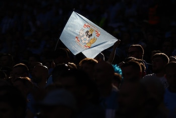 El fortalecimiento del vínculo entre jugadores y aficionados, con celebraciones y apoyo a iniciativas locales, consolidó el espíritu colectivo del Coventry (REUTERS/Carl Recine)